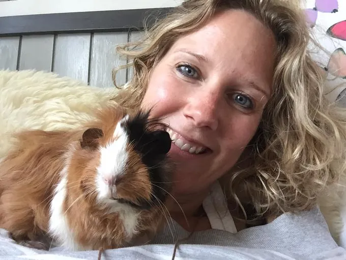 Marianne ter Mors met haar cavia